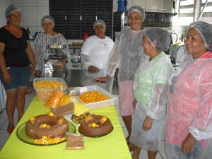 Mulheres pantaneiras na produção de geleia de Bocaiuva.